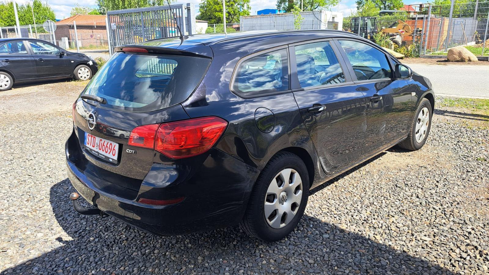 Opel Astra 2010 — салон