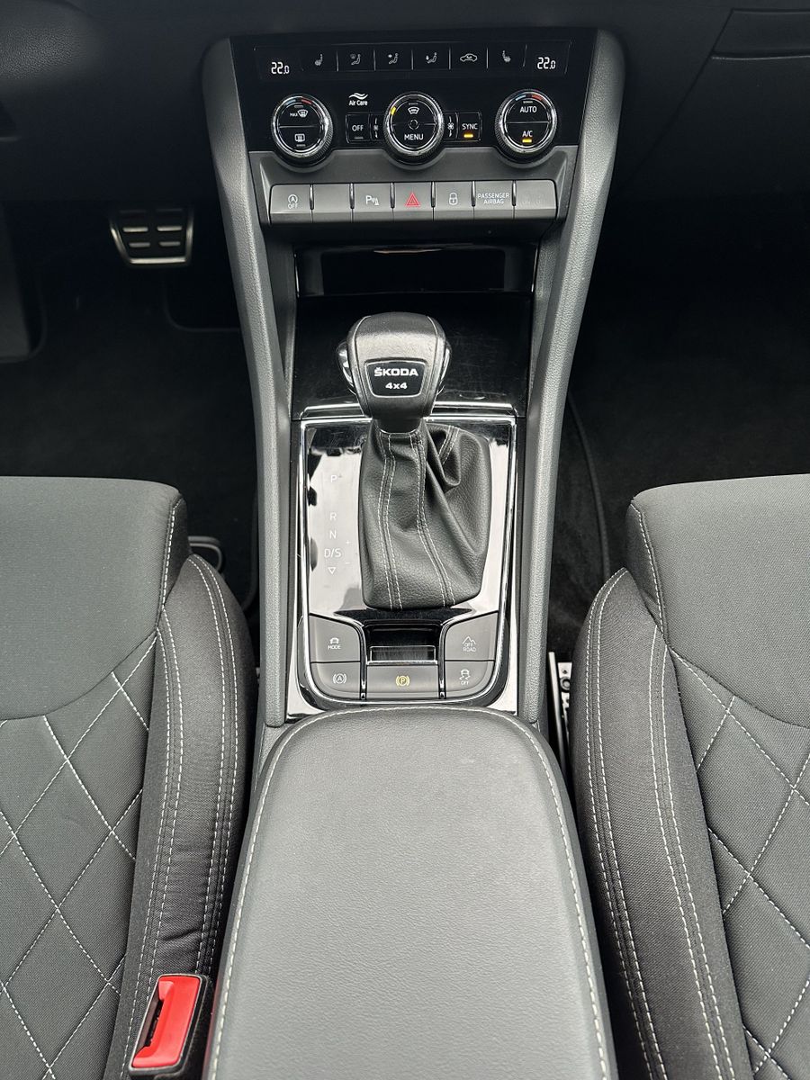Fahrzeugabbildung SKODA Karoq 2.0 TSI DSG Sportline 4x4 NAV+LED+VCOCK+DC