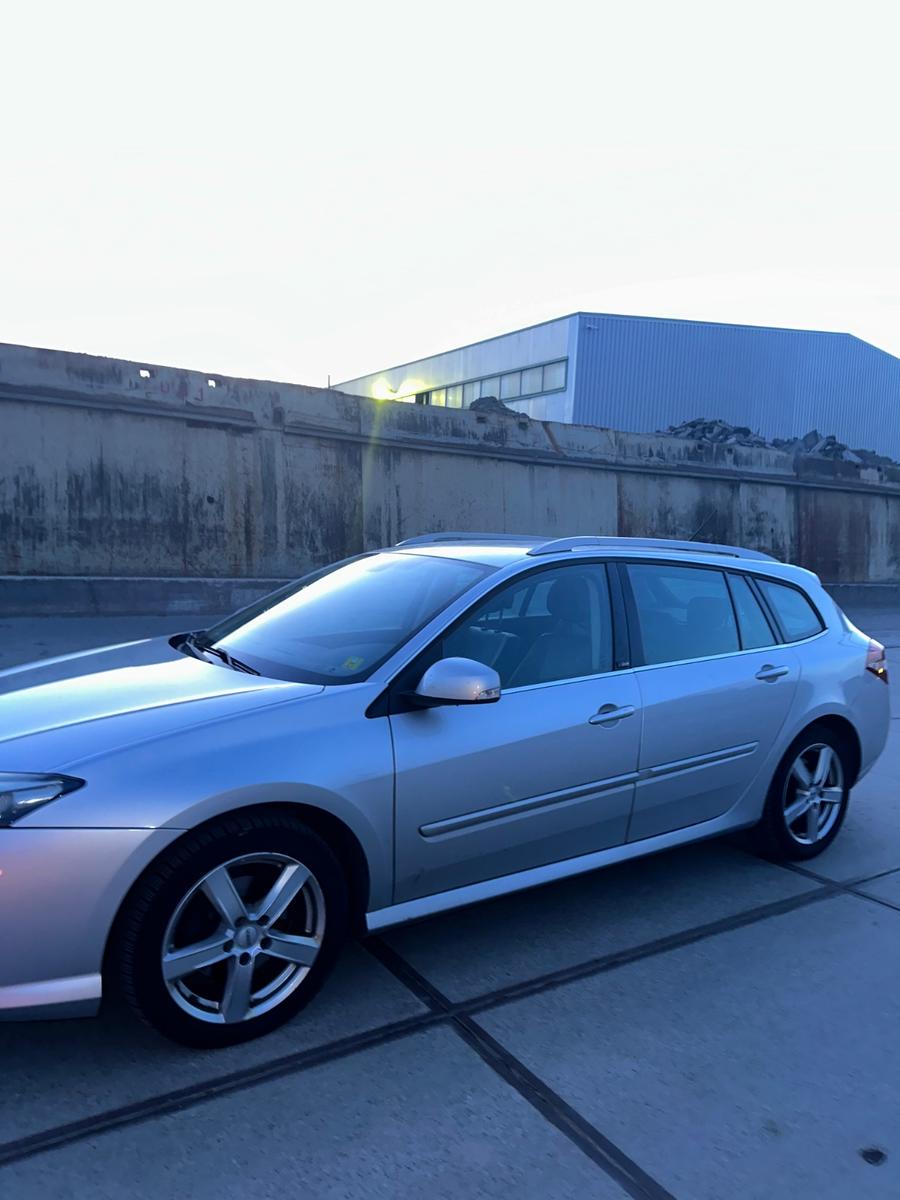 Renault Laguna 2011 — rear view