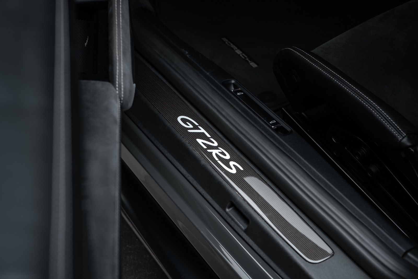 Fahrzeugabbildung Porsche 911 GT2 RS WEISSACH/PTS/LIFT/KAMERA/1.HAND/BOSE