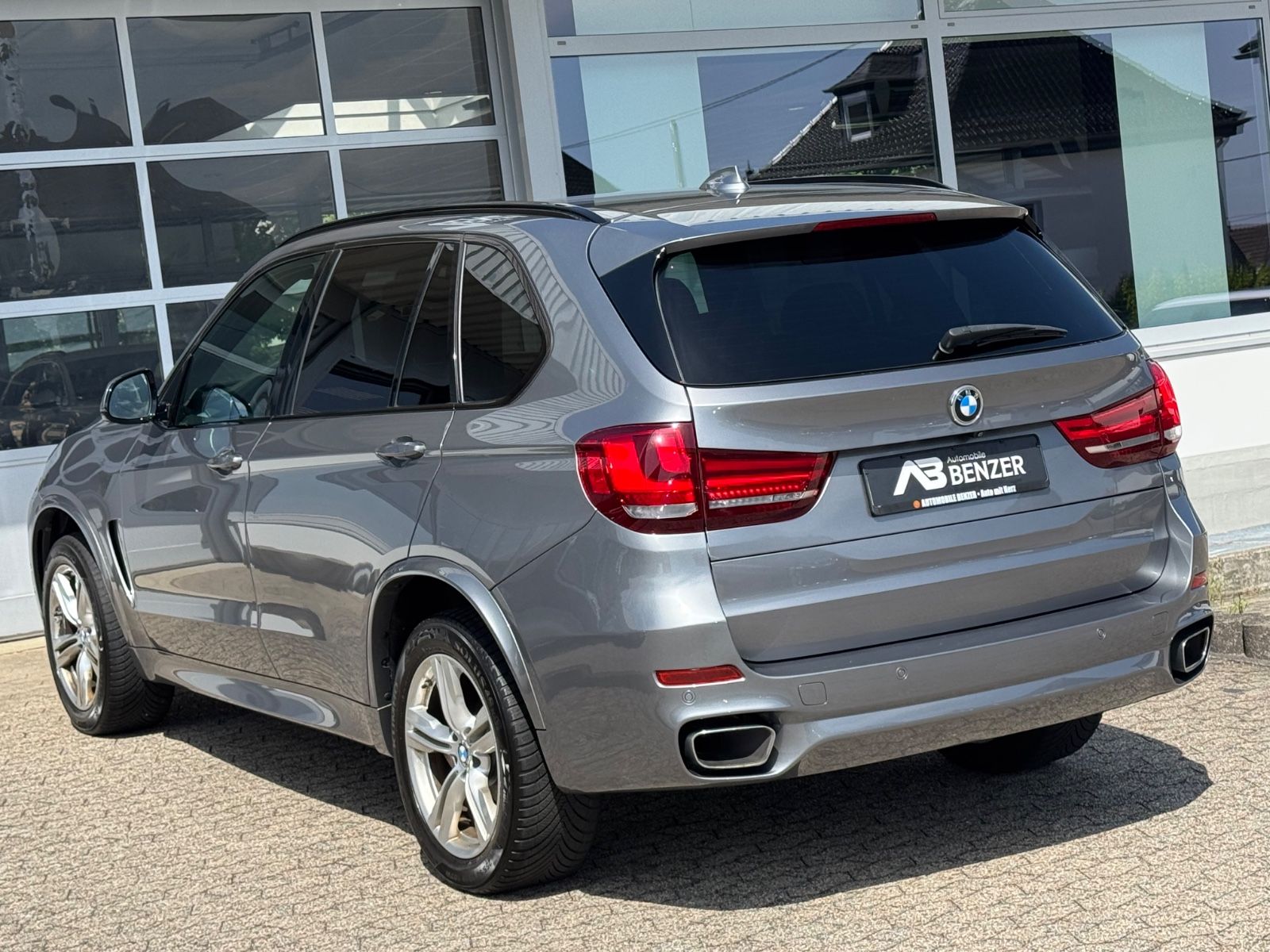 Fahrzeugabbildung BMW X5 sDrive 25 d/M-Paket/Leder/AHK/R-Cam/Xenon/SHZ