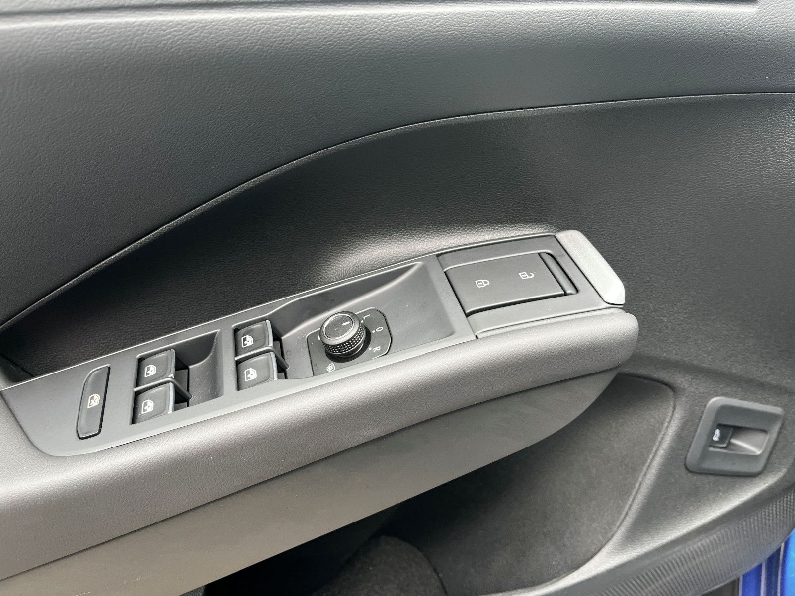 Fahrzeugabbildung Volkswagen T-Roc 1.5 eTSI 140KW ABT R-Line DSG PAN NAV 20"
