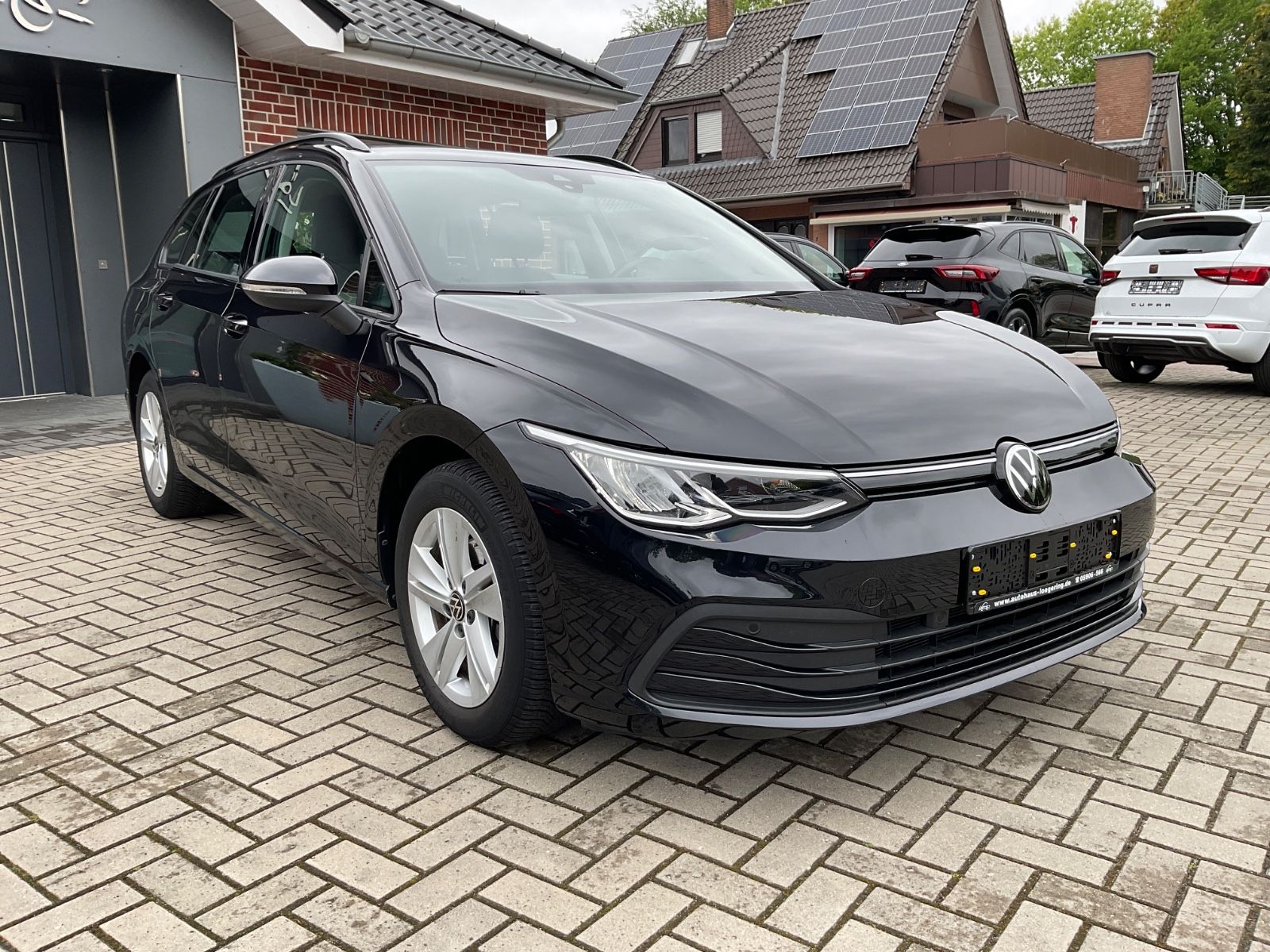 Fahrzeugabbildung Volkswagen Golf Variant 1.5 eTSI DSG Life,LED,AHK,ACC,carpl