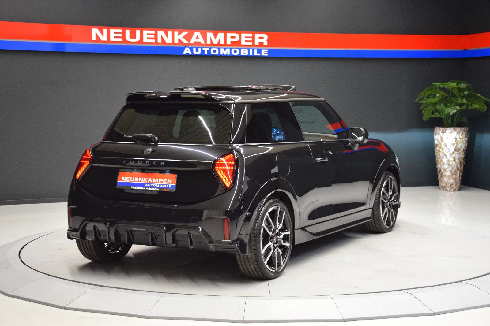 Fahrzeugabbildung MINI Cooper C John Cooper Works Trim HuD Pano 18 Zoll