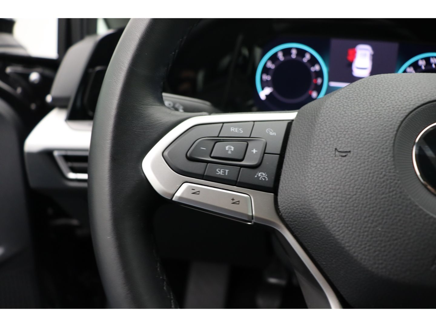 Fahrzeugabbildung Volkswagen Golf VIII Variant Life AHK SHZ ACC