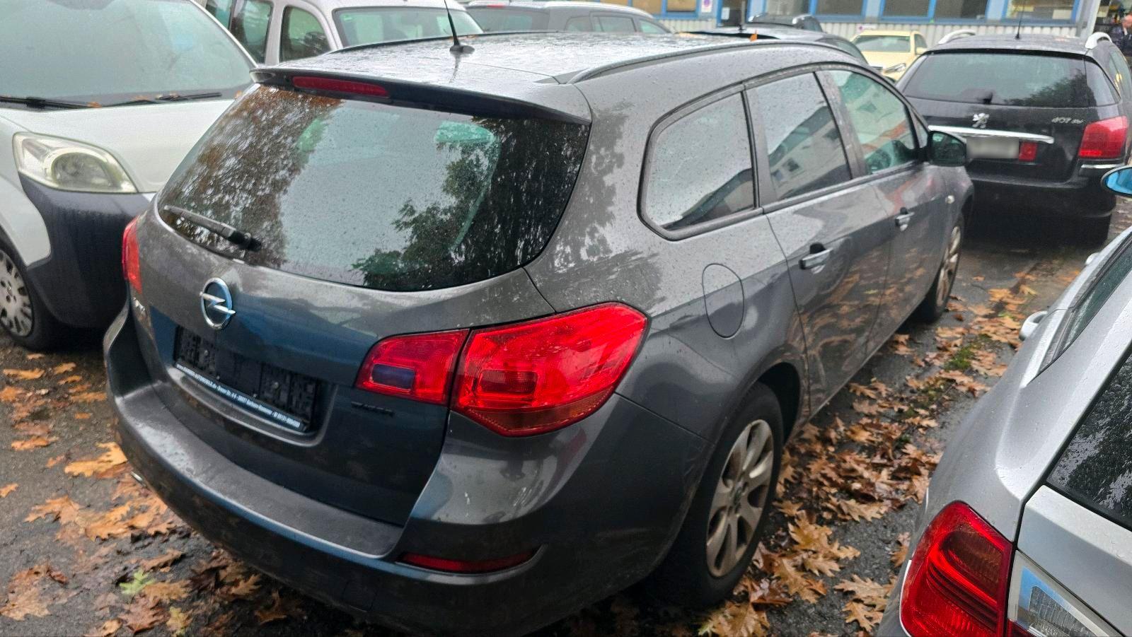 Opel Astra 2012 — вигляд ззаду