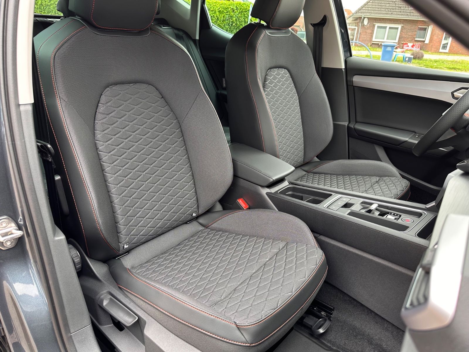 Fahrzeugabbildung SEAT Leon FR 1.5 eTSI LED/PDC/SHZG/RFK/APP