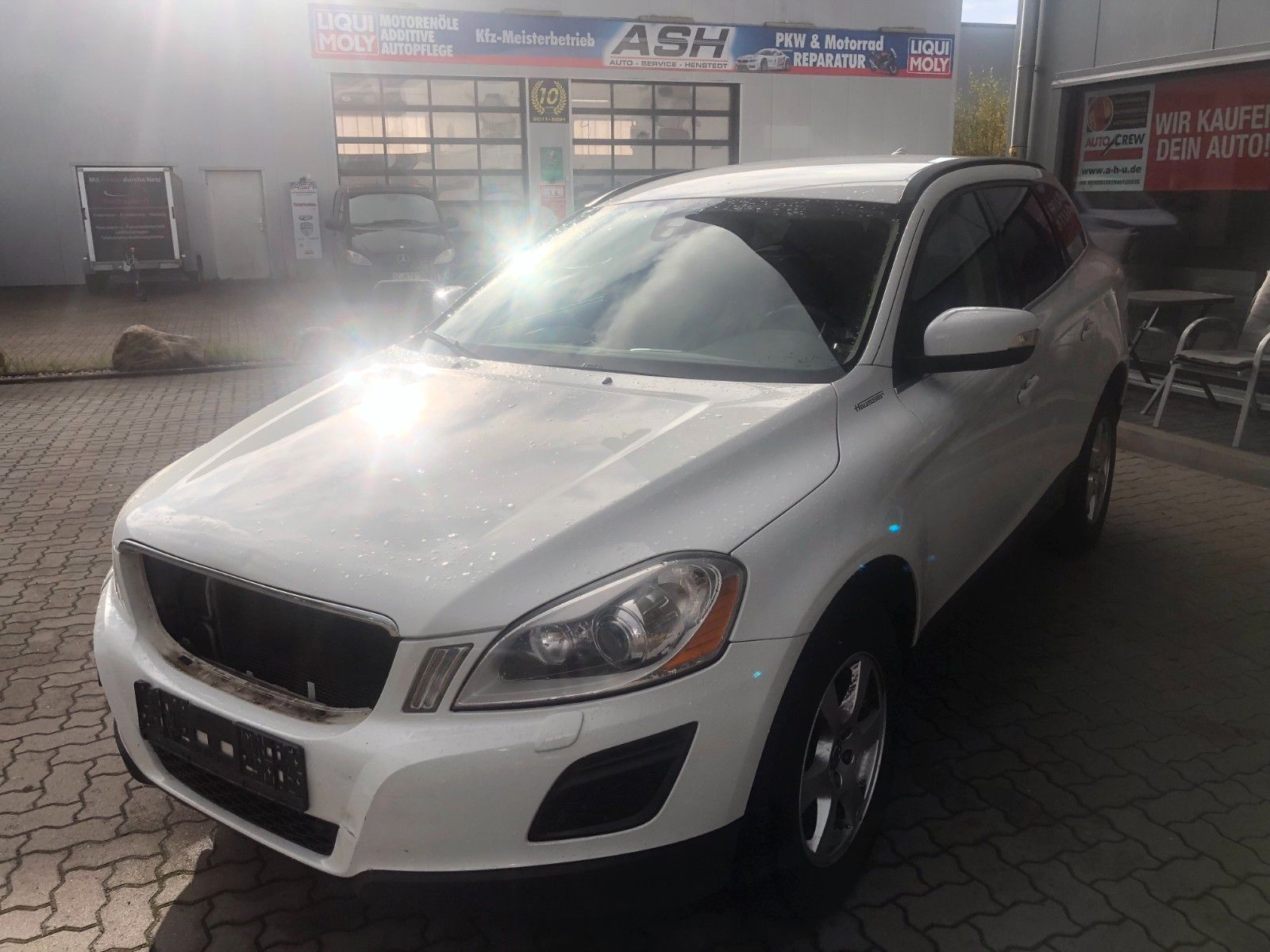 Fahrzeugabbildung Volvo XC60 Momentum AWD Frontschaden