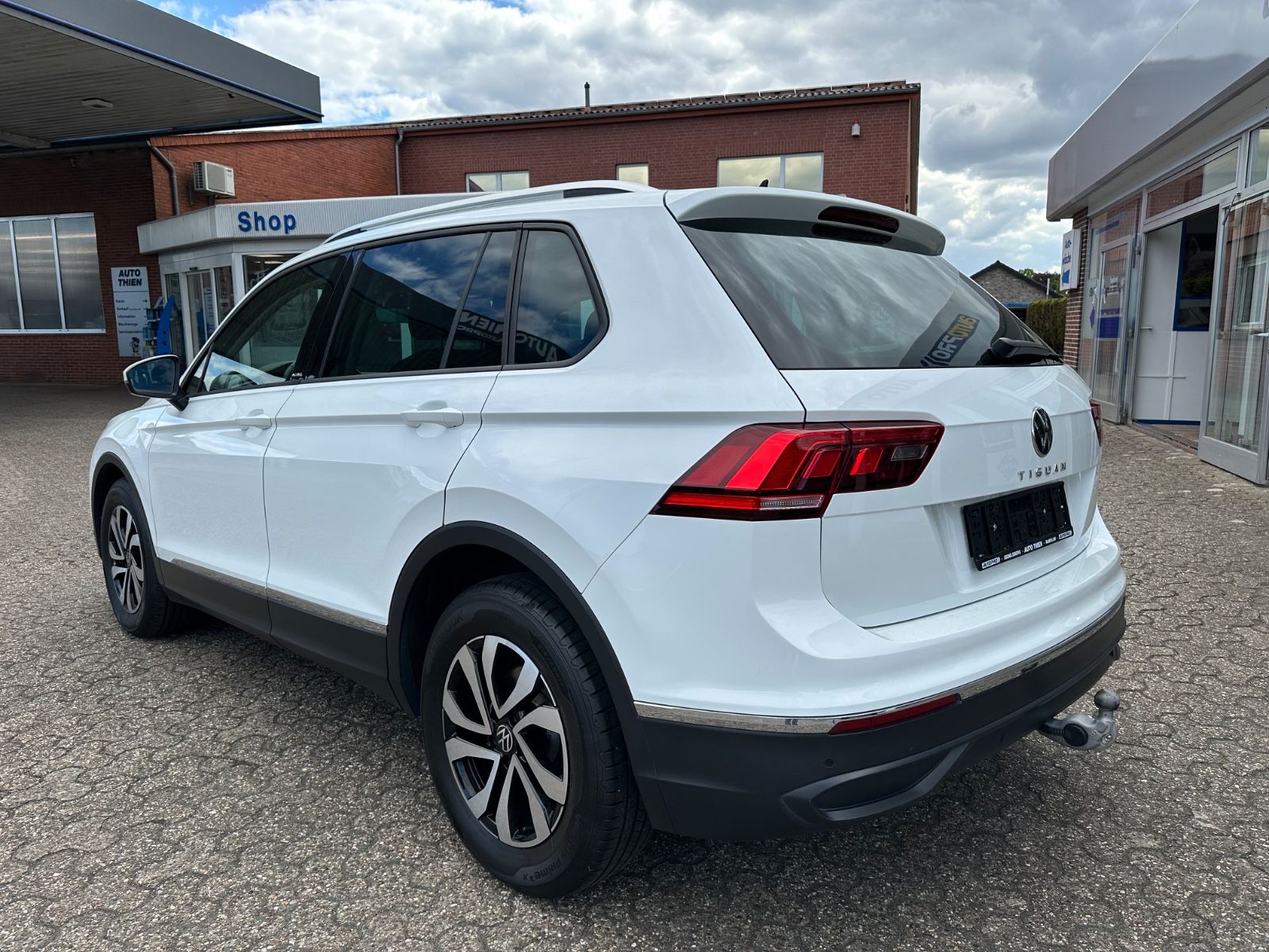 Fahrzeugabbildung Volkswagen Tiguan 2.0 TDI Active AHK/Navi/LED/SHZG/ACC