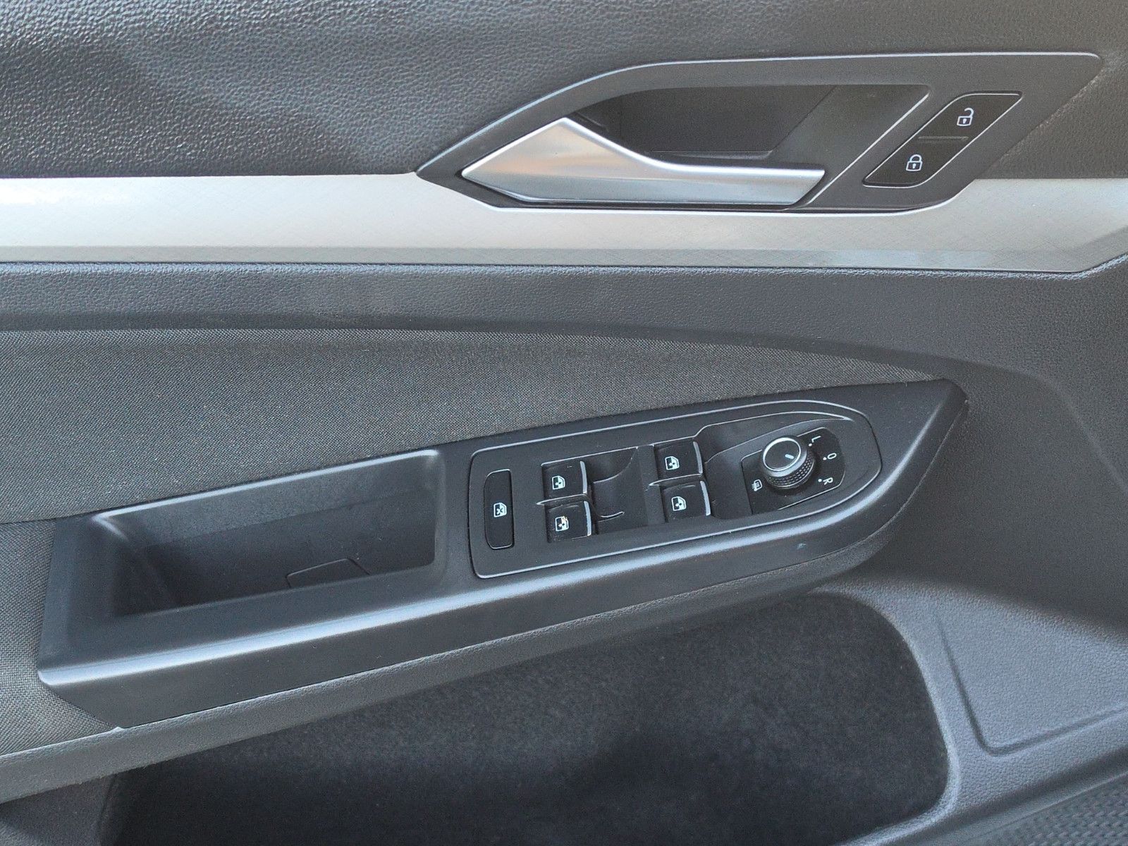 Fahrzeugabbildung Volkswagen Golf VIII Variant Life AHK ACC SHZ LED Apple Car
