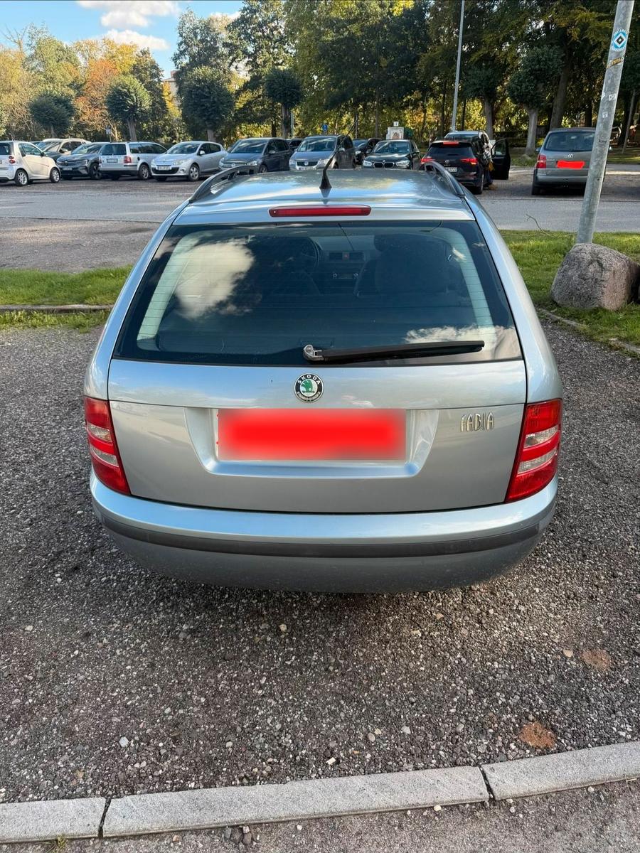 Skoda Fabia 2005 — rear view