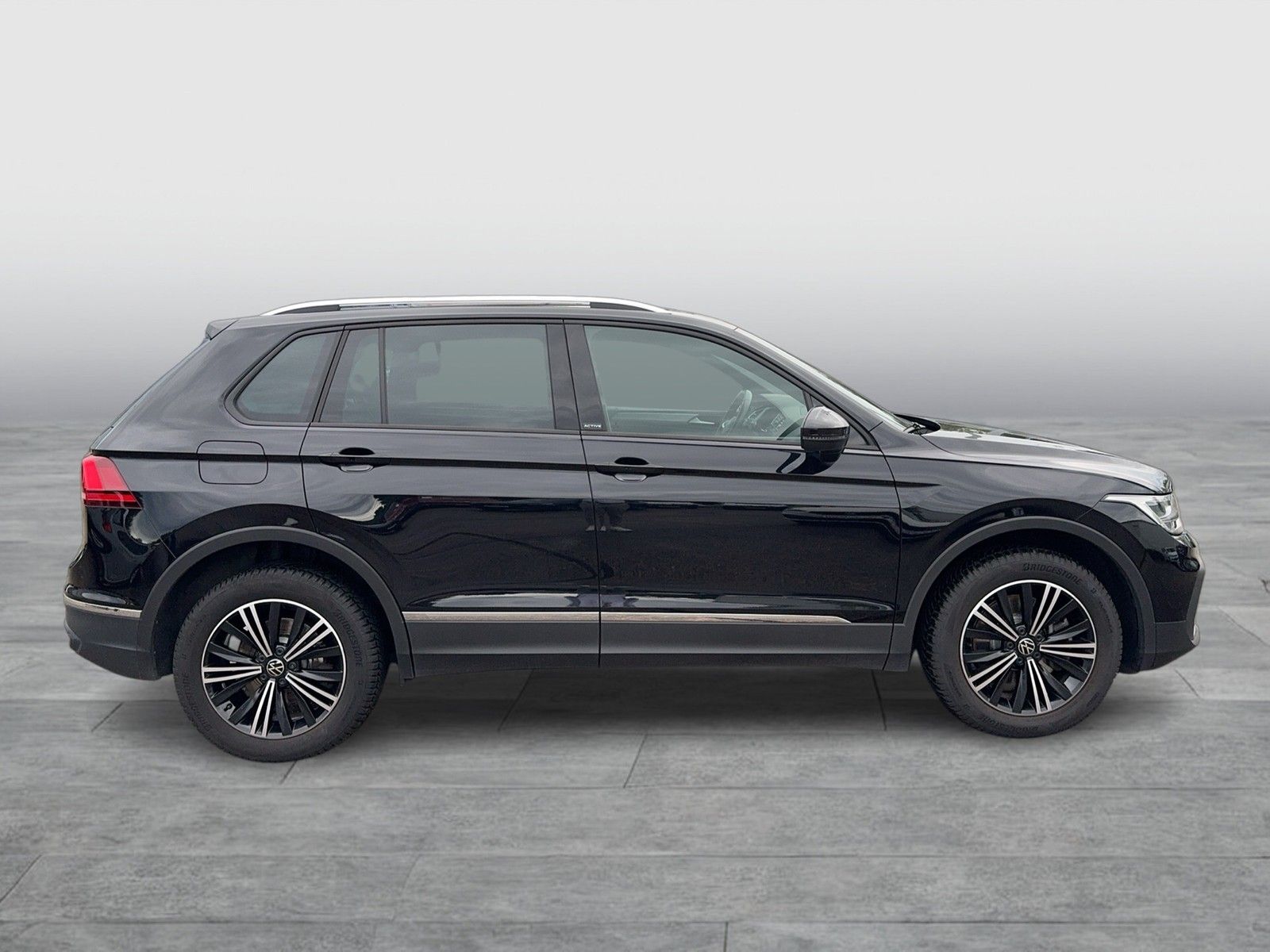 Fahrzeugabbildung Volkswagen Tiguan eHybrid Active DSG LED AHK Navi HUD AID A