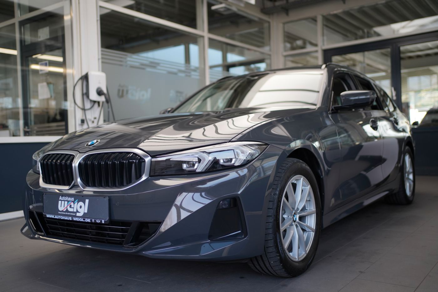 Fahrzeugabbildung BMW 320iA+Komfortzug. +DrivingAssist+PanoramaGlasdac