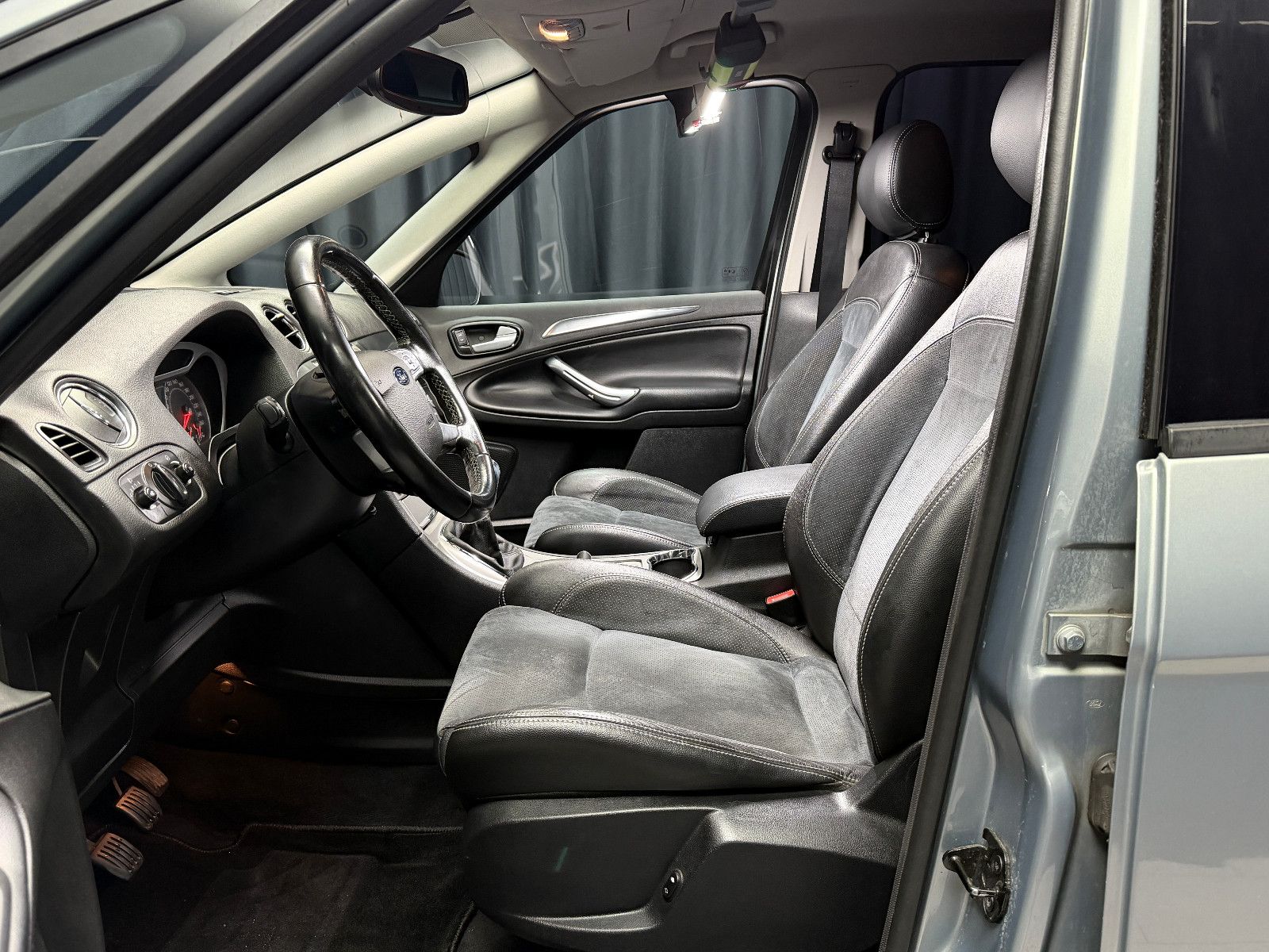 Fahrzeugabbildung Ford S-MAX Titanium|AHK|HU 05/2027