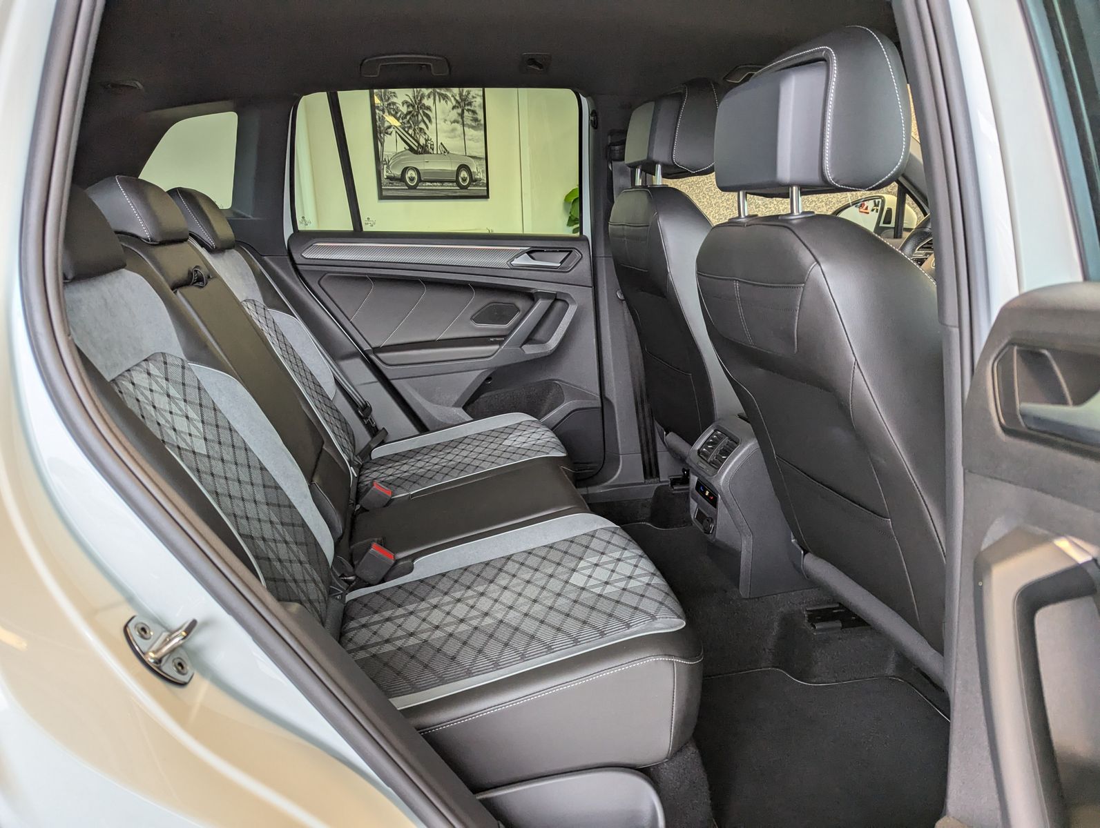 VW Tiguan R-Line eHybrid Matrix Kamera DCC ACC 20" - Image 15