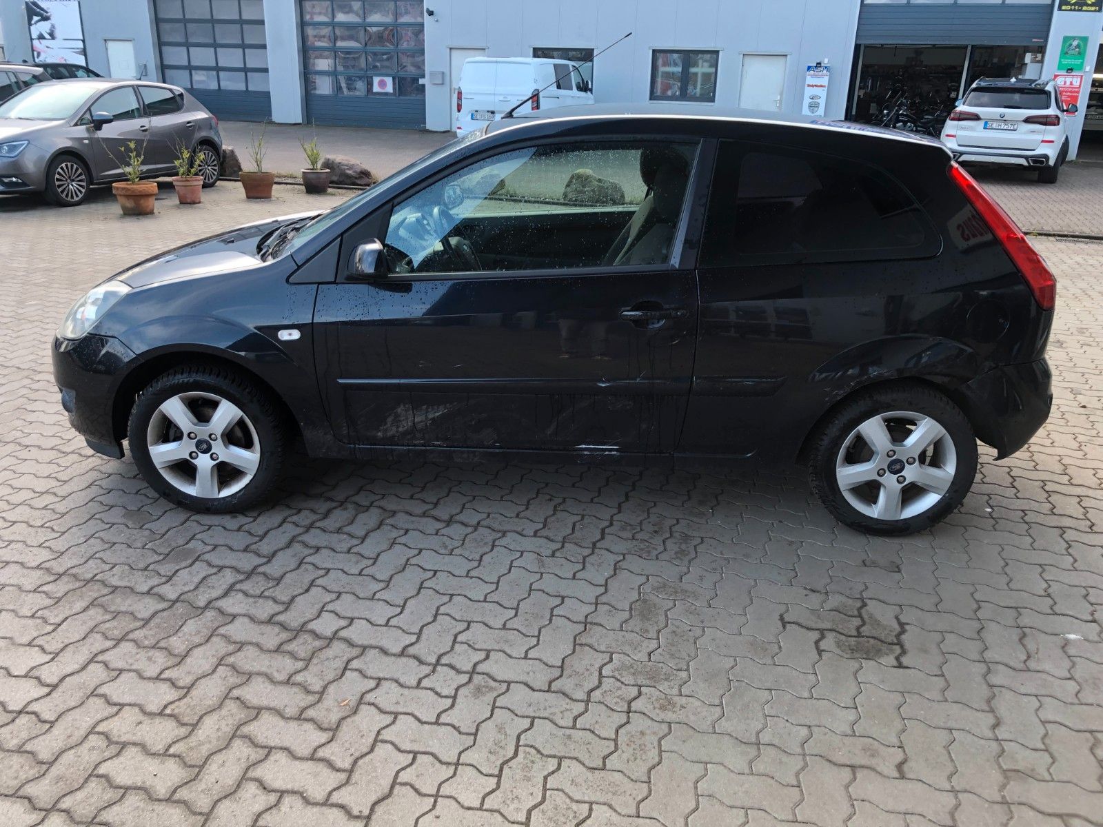 Fahrzeugabbildung Ford Fiesta Style leichter Seitenschaden TÜV 9/2027