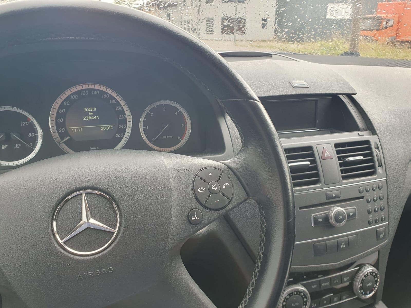 Mercedes-Benz C200 2010 — photo 7