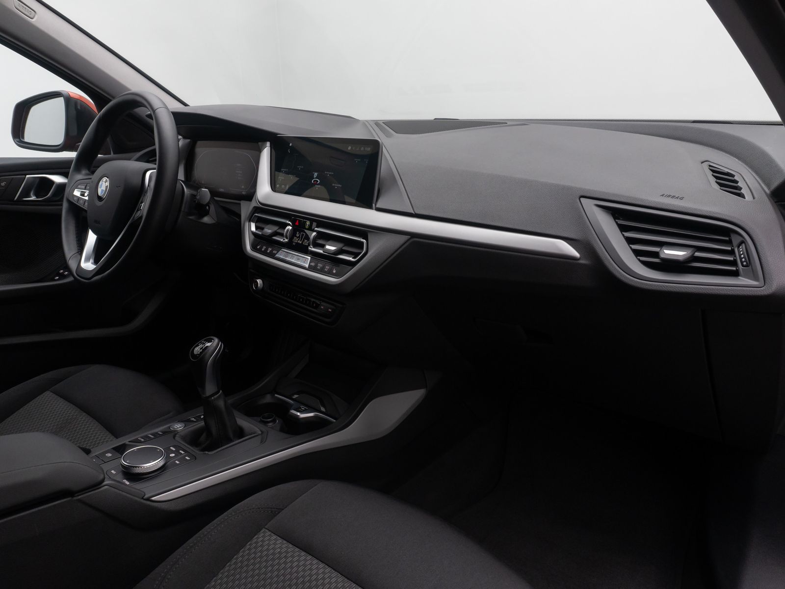 Fahrzeugabbildung BMW 118i GeschwindigReg HUD DAB Alarm HiFi CockpitPr