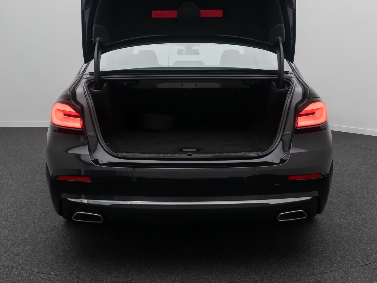 Fahrzeugabbildung BMW 530e Luxury Line ACC Laser 360° HUD DAB Sport