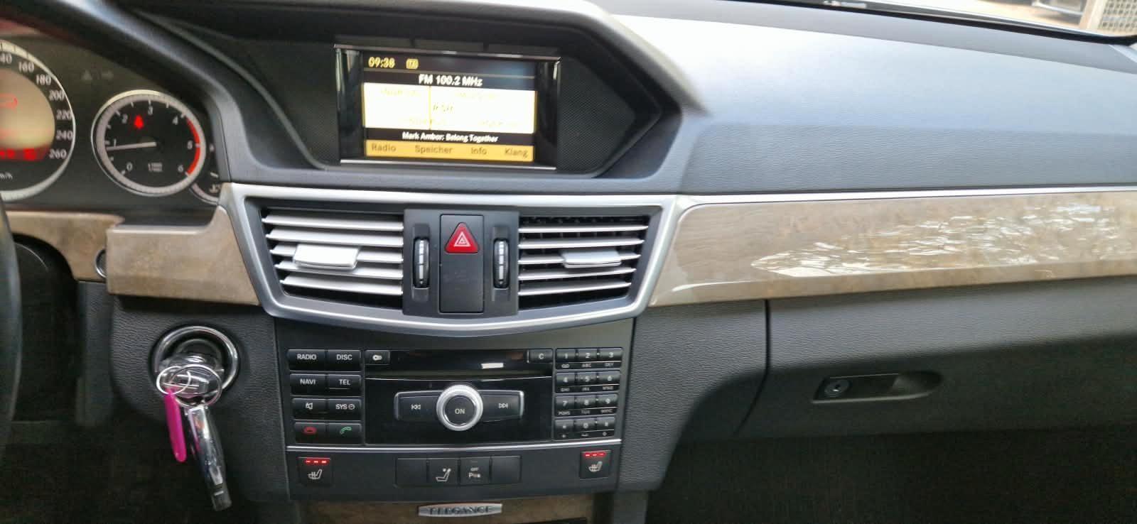 Mercedes-Benz E220 2011 — photo 25