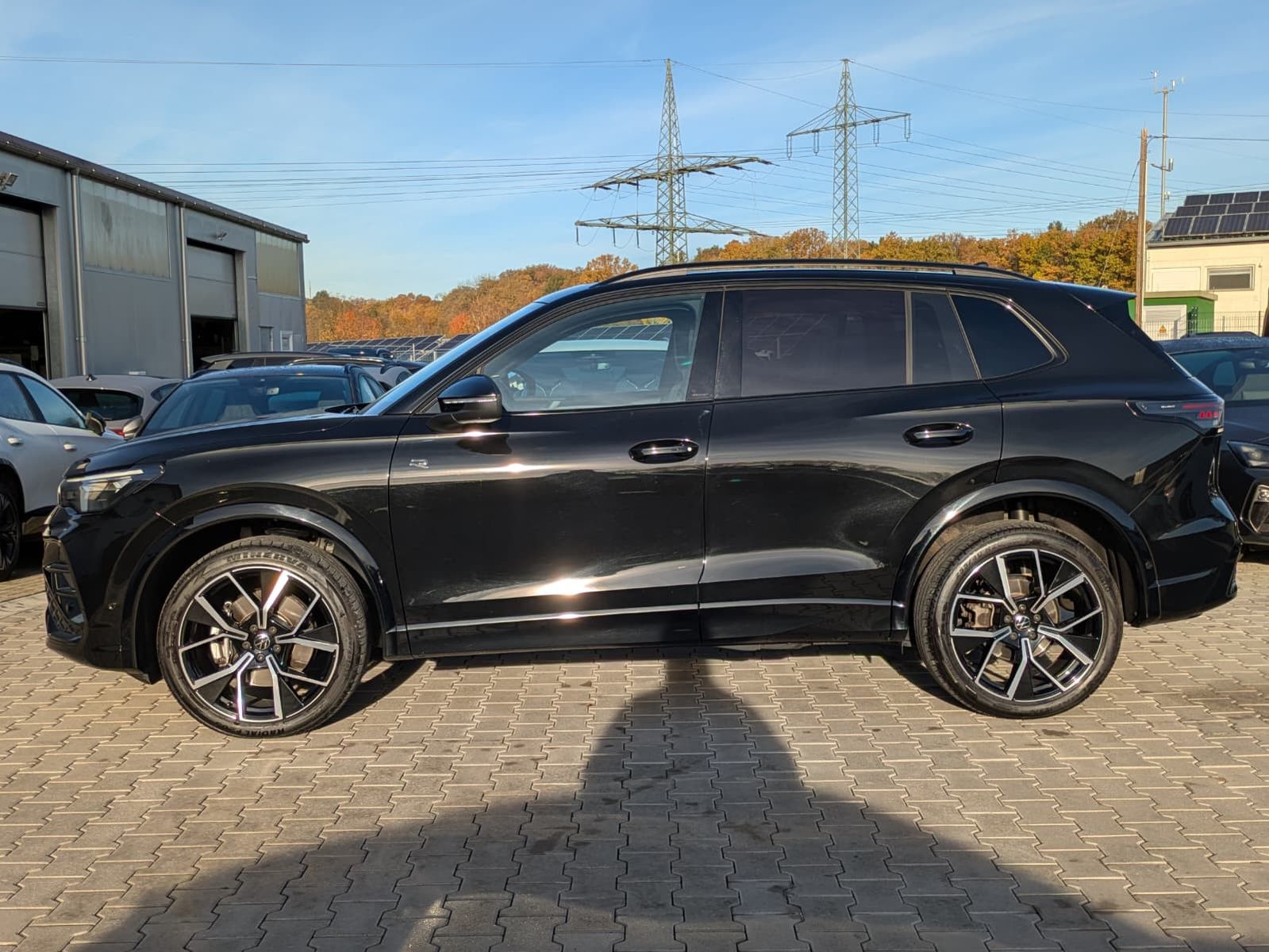 Fahrzeugabbildung Volkswagen Tiguan 2.0TDI R-Line 4M Pano Black Matrix AHK 20
