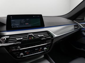 Fahrzeugabbildung BMW 530d xD M Sport Panorama Kamera H/K Alarm 19Zoll