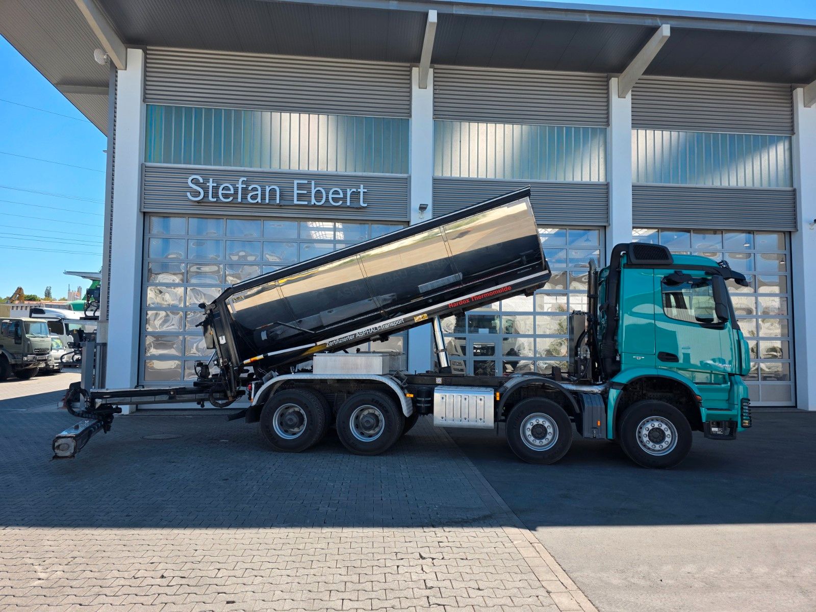 Fahrzeugabbildung Mercedes-Benz Arocs 3251K 8x4 AMTEC Thermokipper +Sprider M25E