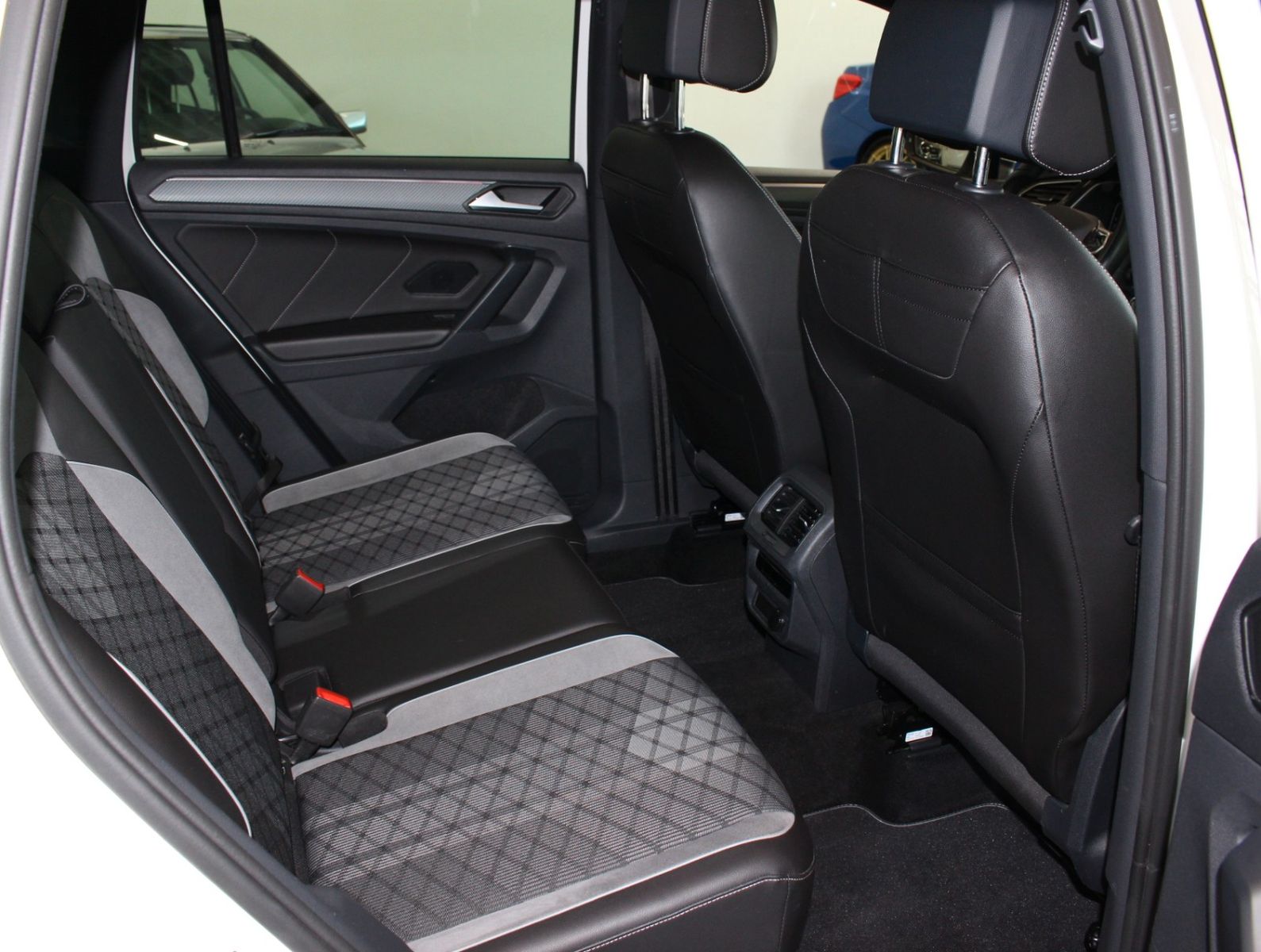 Fahrzeugabbildung Volkswagen Tiguan R-Line 4Motion 2.0 TDI*HUD*Matrix*e.AHK