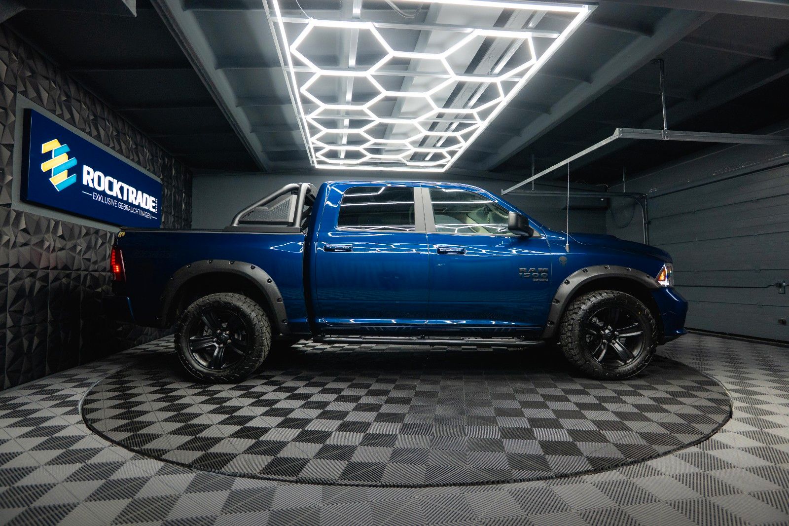 Fahrzeugabbildung Dodge RAM 5.7 V8 HEMI 4x4 OFFROAD Night Edition *19%*