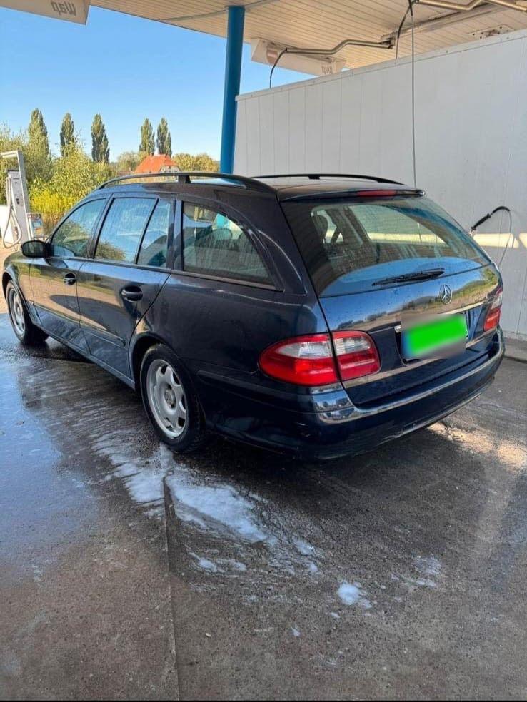 Mercedes-Benz E220 2005 — rear view