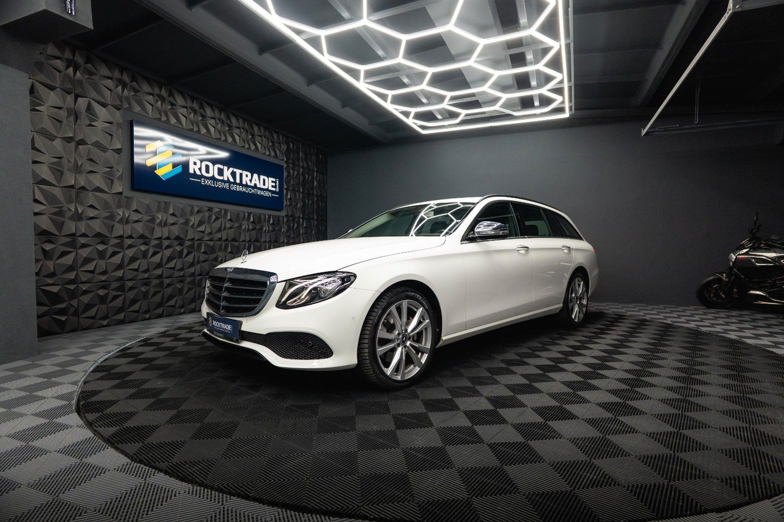Fahrzeugabbildung Mercedes-Benz E 220d 4Matic Business *LED*Kamera*Scheckheft*