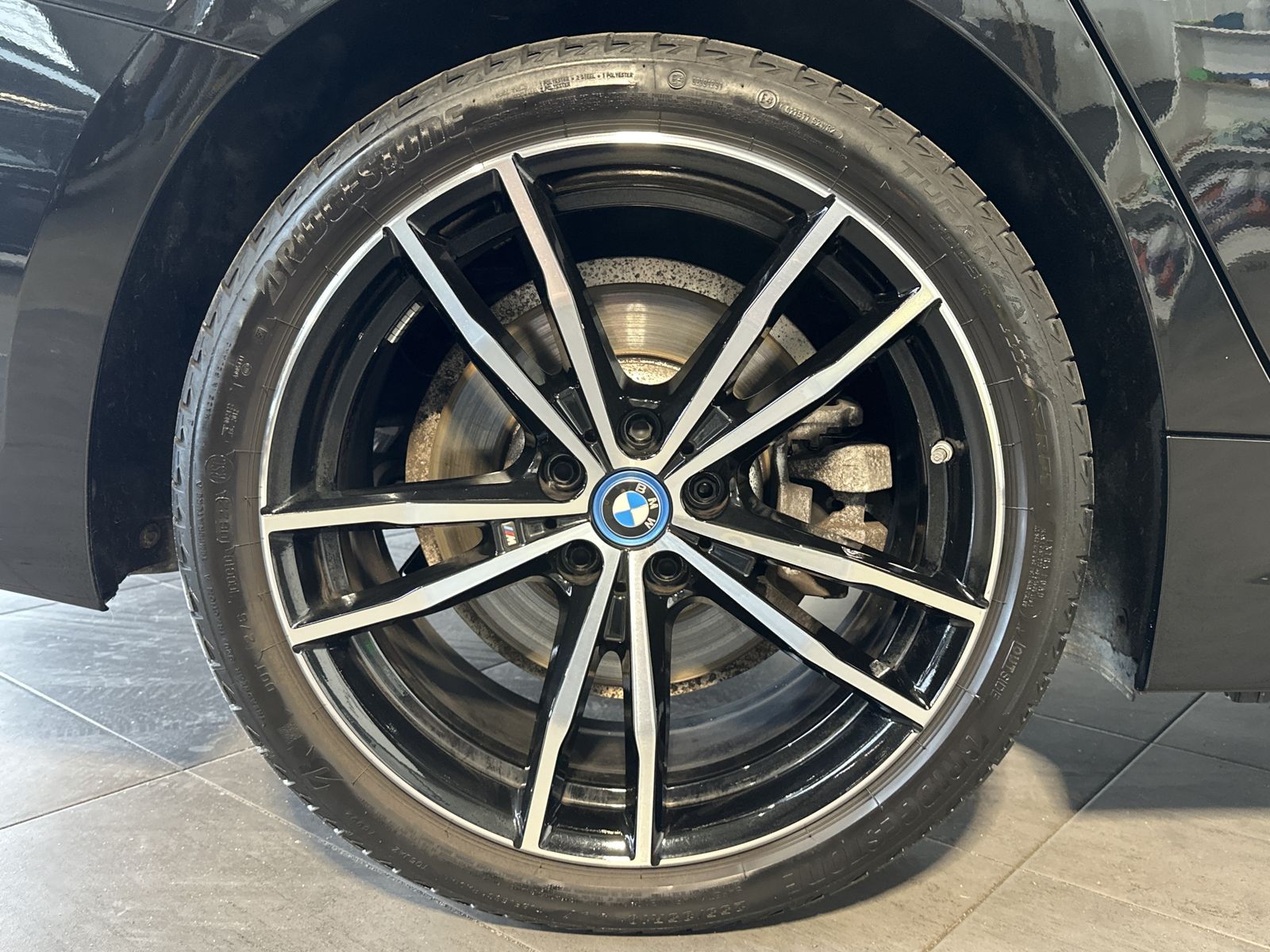 Fahrzeugabbildung BMW 330e Touring xDrive M-Sport NAV+LED+PANO+HEAD-UP