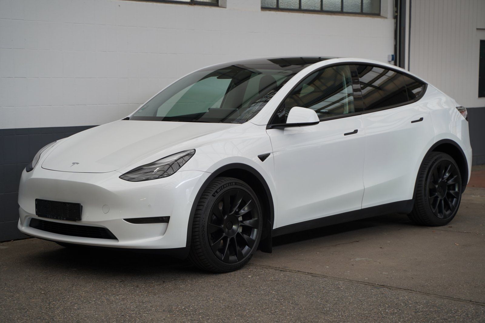 Tesla Model Y Standard Range RWD 20-Zoll AHK