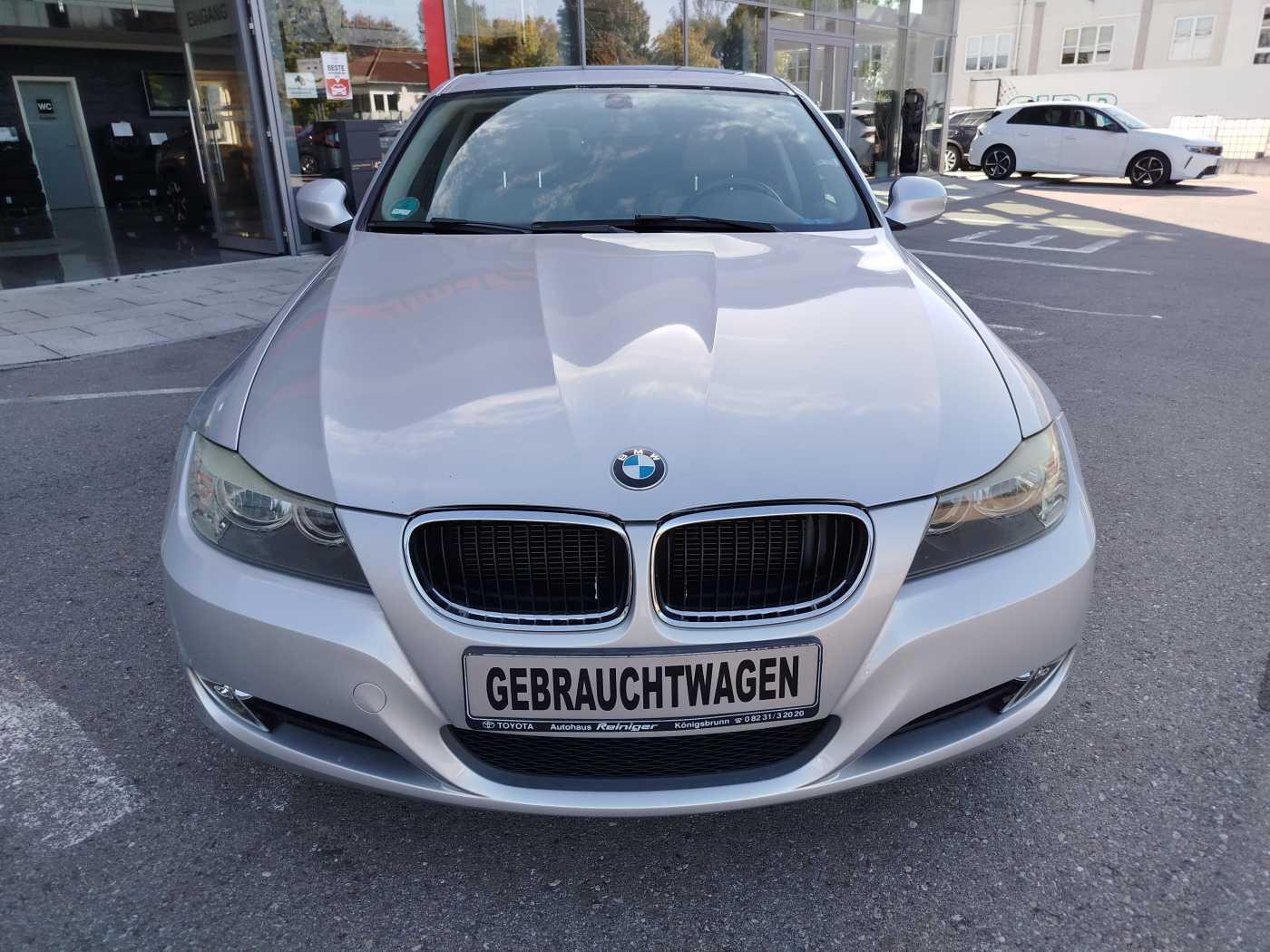 BMW 318 2010 — rear view