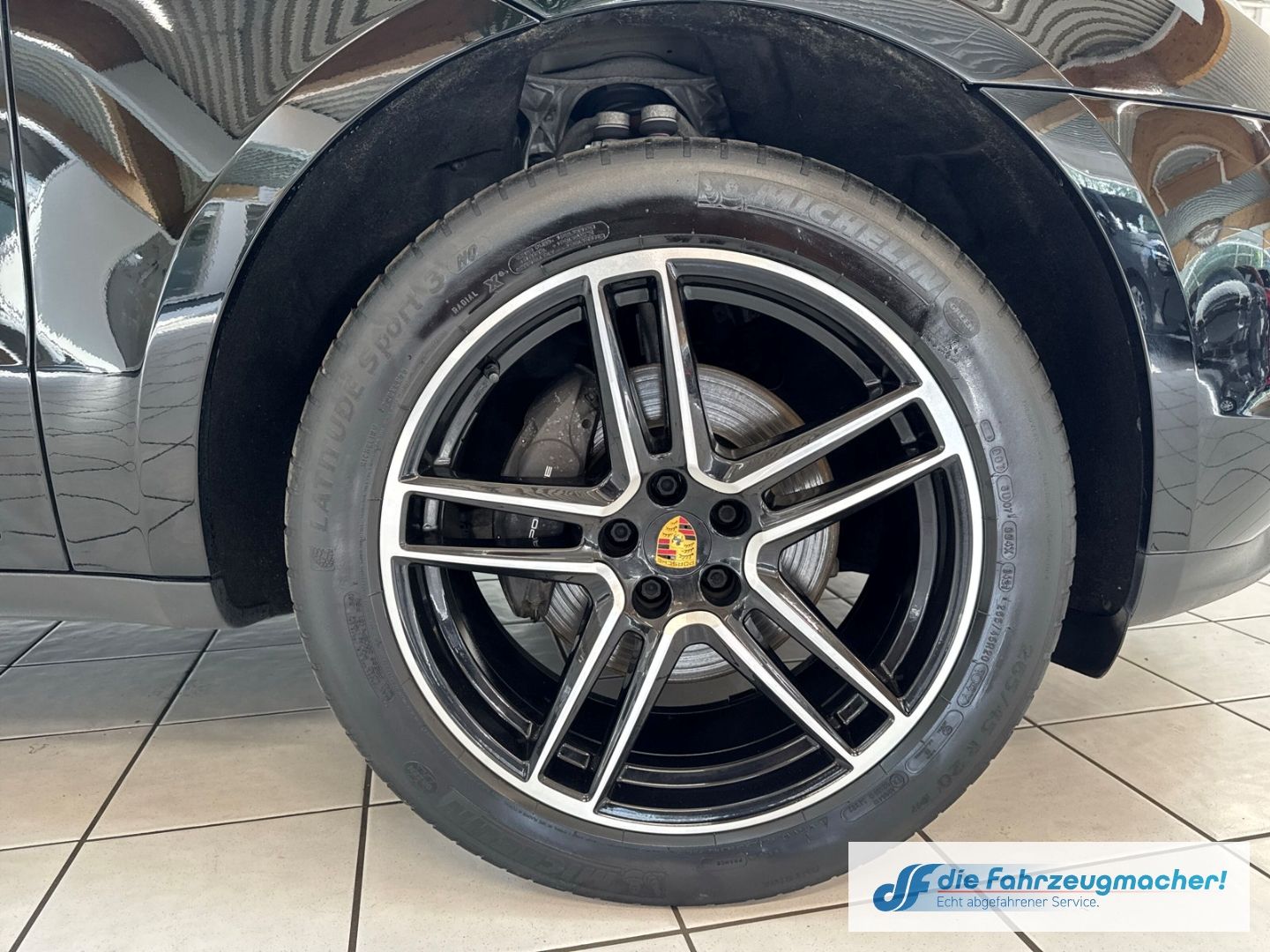 Fahrzeugabbildung Porsche Macan DE-Auto Pano Navi Memory S Soundsy LED Dyn