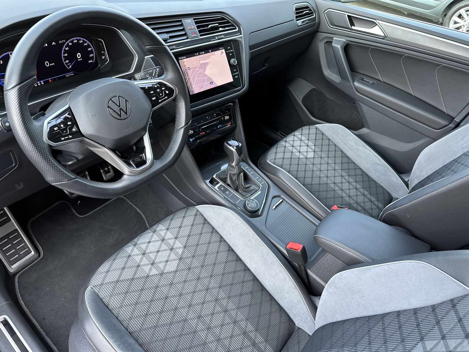 Fahrzeugabbildung Volkswagen Tiguan 2.0 TDI DSG 4M R-Line NAV+LED+ACC+CARPLAY