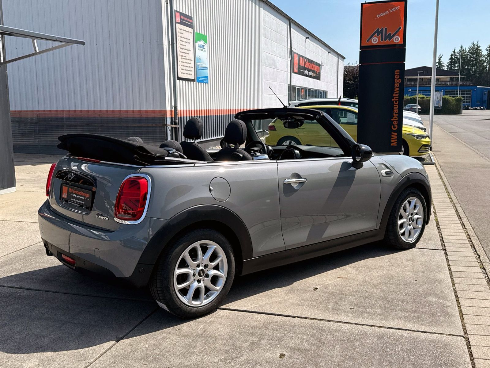 Fahrzeugabbildung MINI COOPER Cabrio Aut. SHZ KAM PDC BT AMBI 2-Zonen