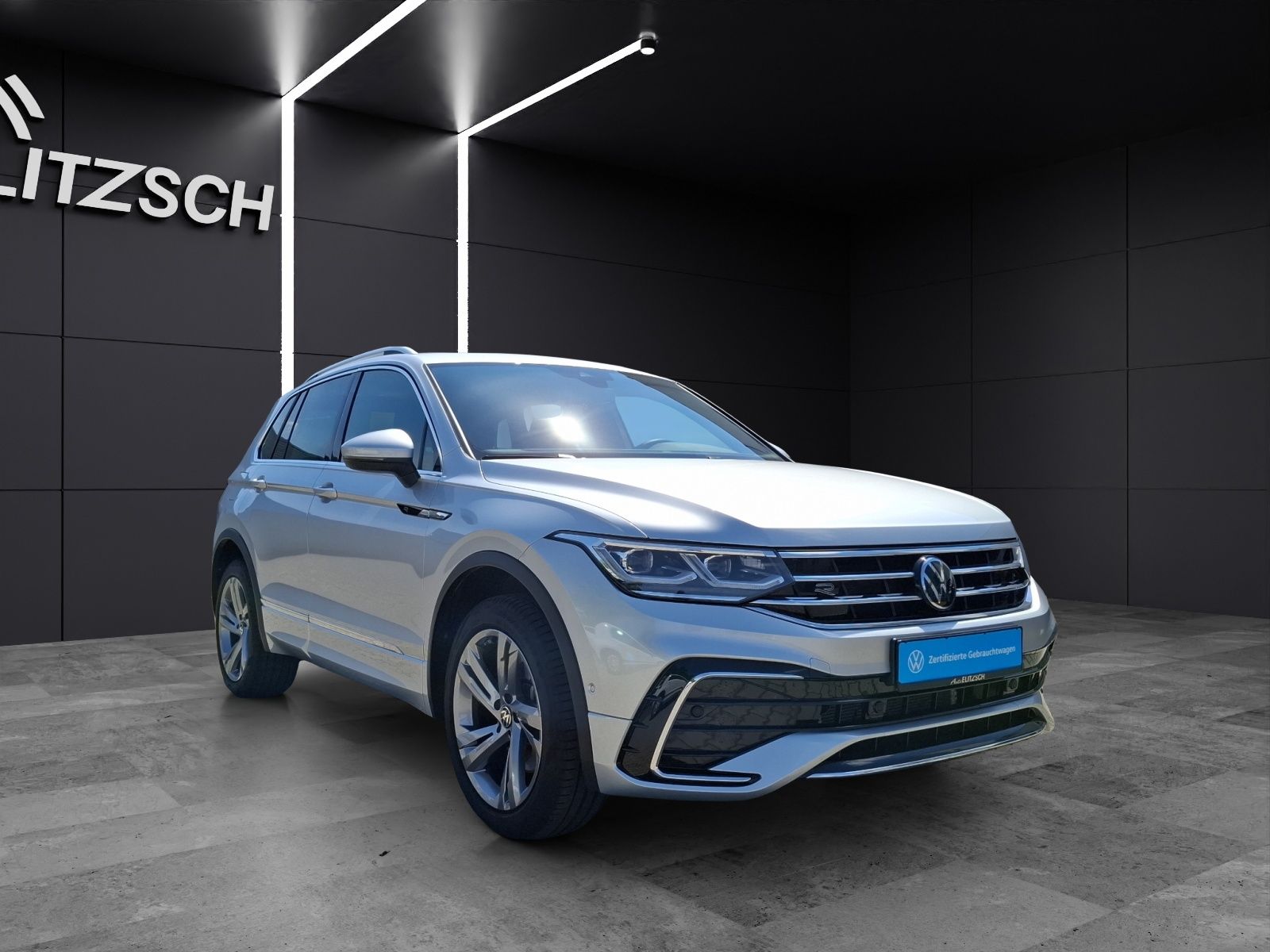 Fahrzeugabbildung Volkswagen Tiguan TSI R-Line DSG 4M STH Matrix AHK Navi Pan