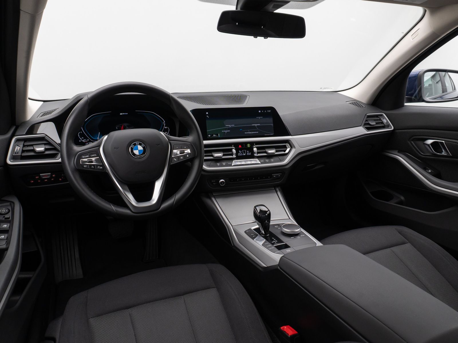 Fahrzeugabbildung BMW 330e CockPitPr Navi PDC Alarm Geschwindigkeitsre