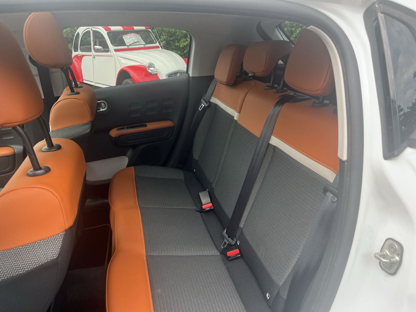 Fahrzeugabbildung Citroën C3 1.2 PureTech 110 Shine Panorama Navi DAB SHZ