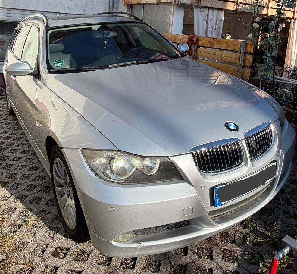 BMW 320 2006 — rear view