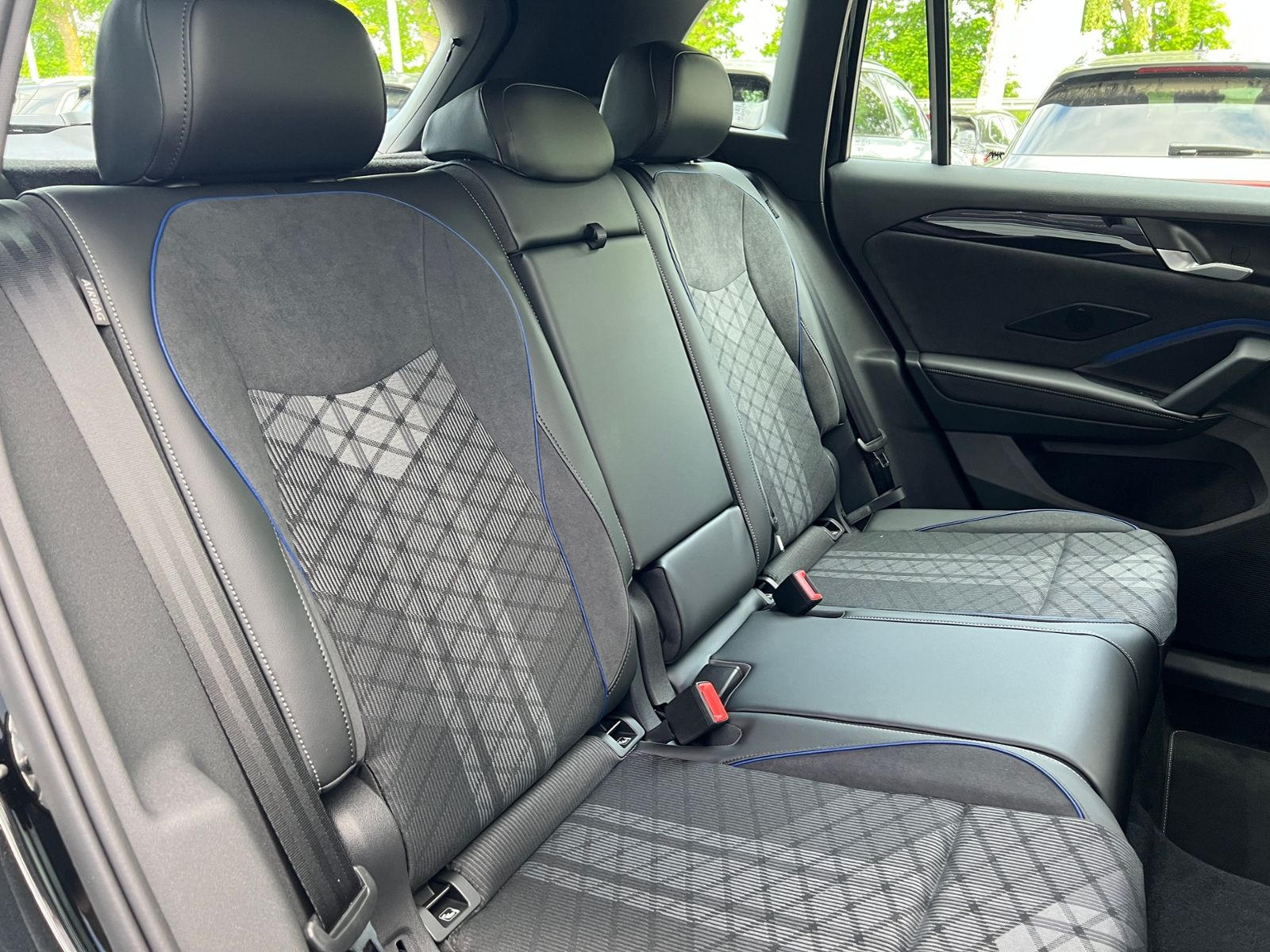 Fahrzeugabbildung Volkswagen Tiguan R-Line 1.5 eTSI DSG *AHK, IQ.Light, ACC,