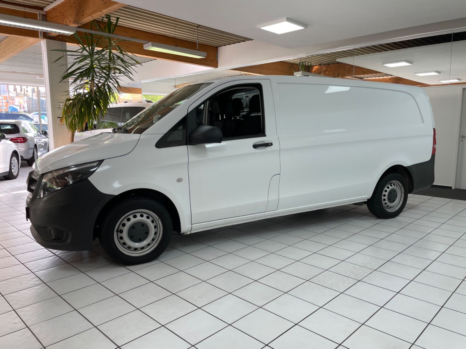 Fahrzeugabbildung Mercedes-Benz Vito Kasten 111 extralang *Werkstatt*