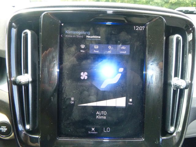 Fahrzeugabbildung Volvo XC40 D4 Momentum Pro AWD >AUT/NAV/LED/4x4<