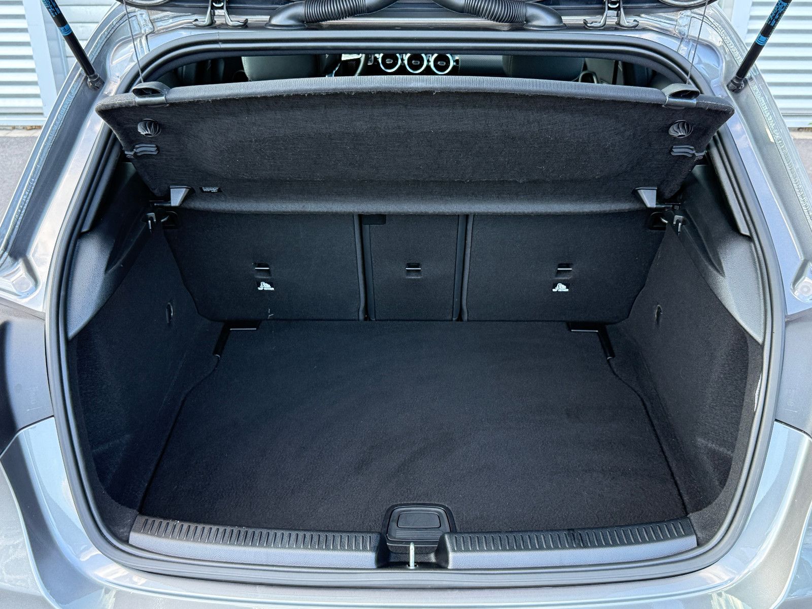Fahrzeugabbildung Mercedes-Benz A 180d Advanced Aut LED SHZ Navi Kamera T-Leder