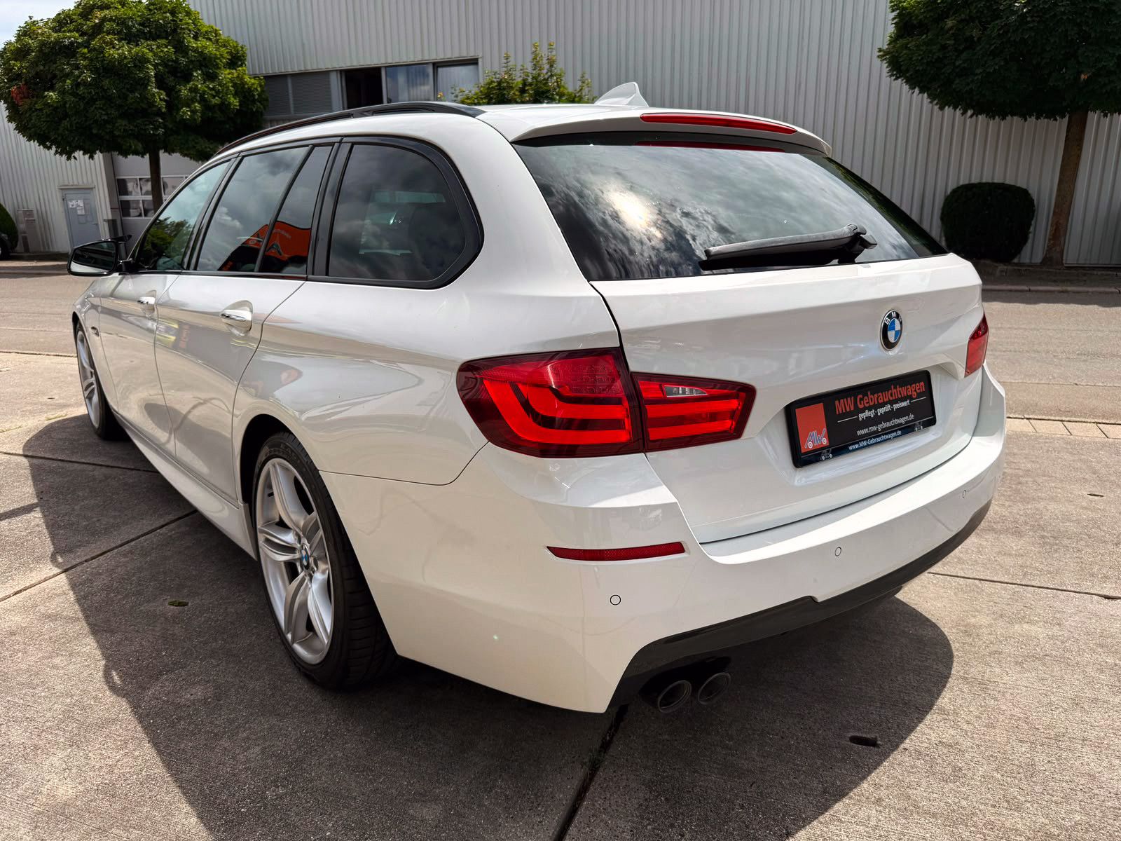 Fahrzeugabbildung BMW 530d Touring xDrive M-Sport PDC PANO SHZ AHK BT