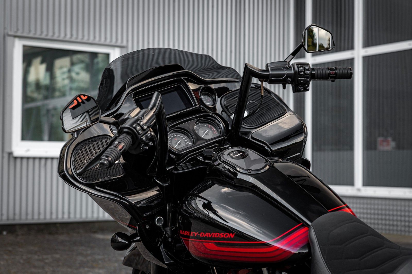 Fahrzeugabbildung Harley-Davidson CVO ROAD GLIDE 117 FLTRXSE - JEKILL&HYDE