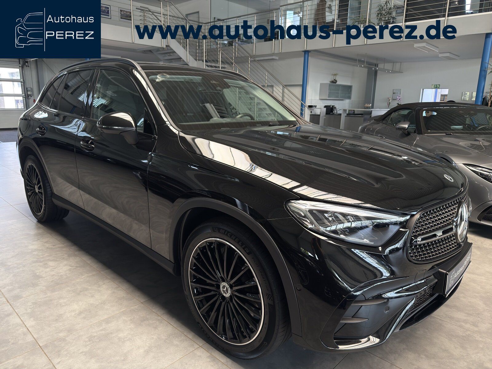 MERCEDES-BENZ GLC 300 4M AMG DISTR-AHK-PANO-NIGHT-360°-20" !