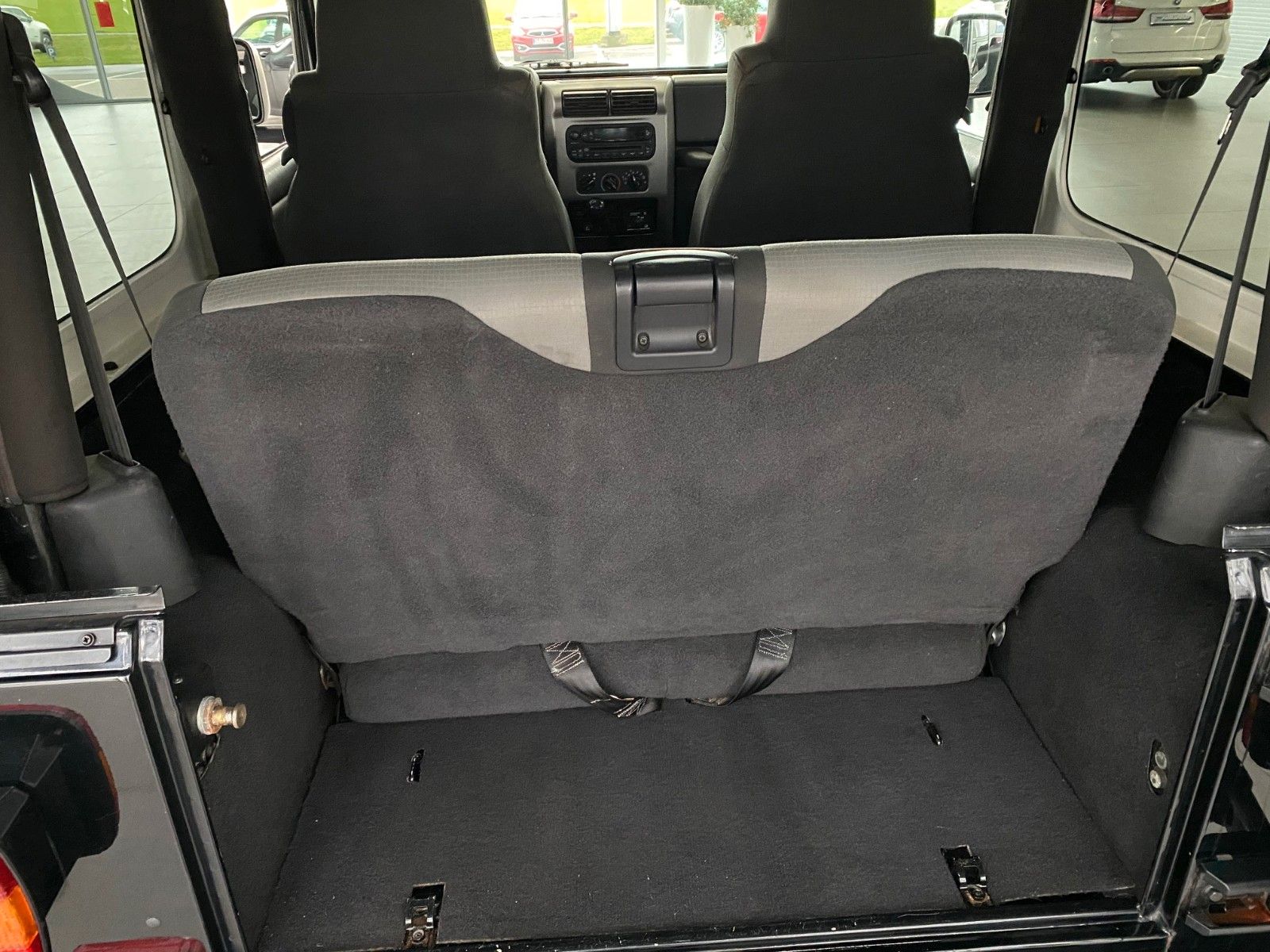 Fahrzeugabbildung Jeep Wrangler 4.0 Sport BFGoodrich T/A 265/70R16 TOP