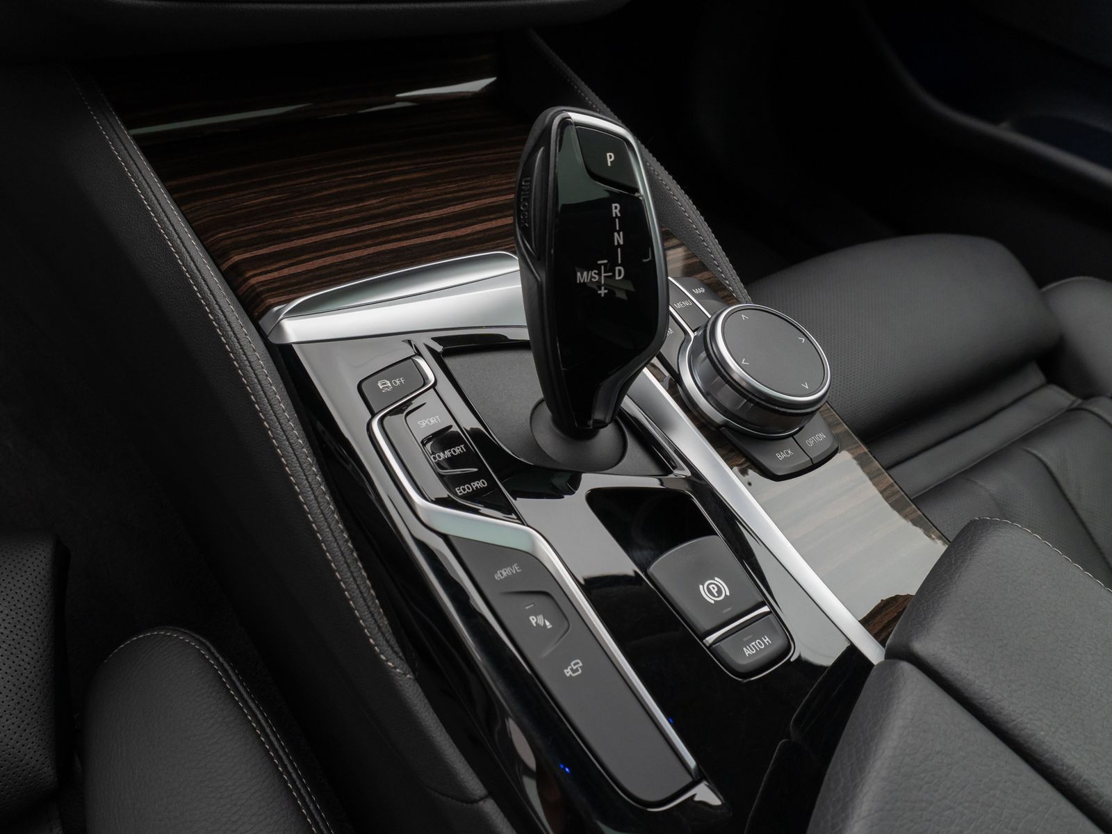 Fahrzeugabbildung BMW 530e xD LuxuryLine 360°Glasdach HUD HiFi Massage